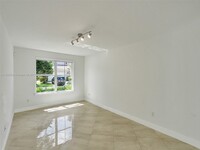 887 Spinnaker Dr W in Hollywood, FL - Building Photo - Building Photo