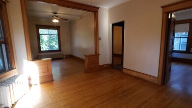 1016 17th Ave SE, Unit upper in Minneapolis, MN - Building Photo - Building Photo