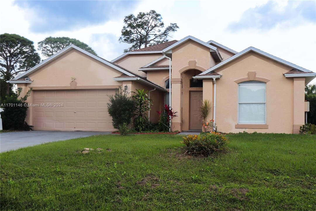 6097 NW E Deville Cir in Port St. Lucie, FL - Building Photo