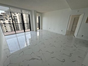 540 Brickell Key Dr in Miami, FL - Building Photo - Building Photo