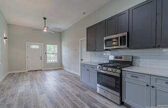 210 N San Jacinto St, Unit 1 in San Antonio, TX - Foto de edificio - Building Photo