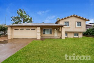 9833 N 47th Dr in Glendale, AZ - Building Photo