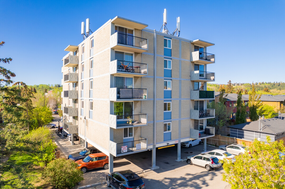 Parkwood Towers in Calgary, AB - Building Photo