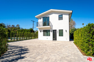 23247 Calvert St in Los Angeles, CA - Building Photo - Building Photo