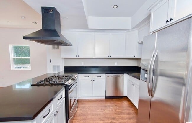 1861 S Longwood Ave in Los Angeles, CA - Building Photo - Building Photo