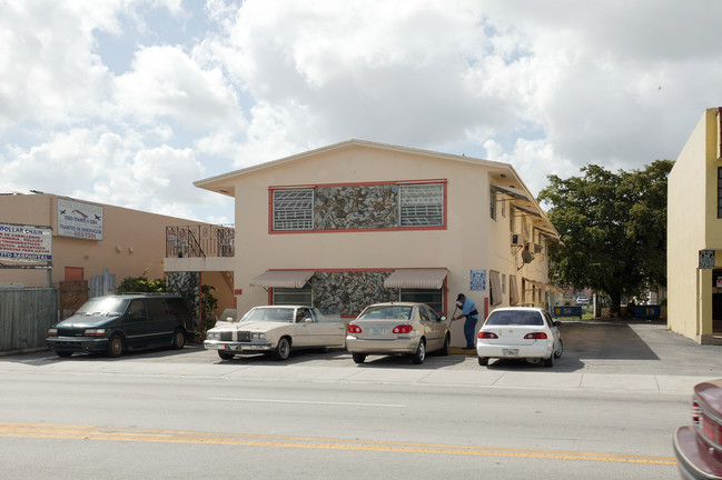 356 E 9th St in Hialeah, FL - Building Photo - Building Photo