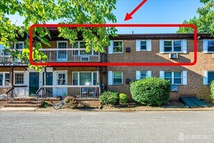55 Gill Ln in Iselin, NJ - Building Photo