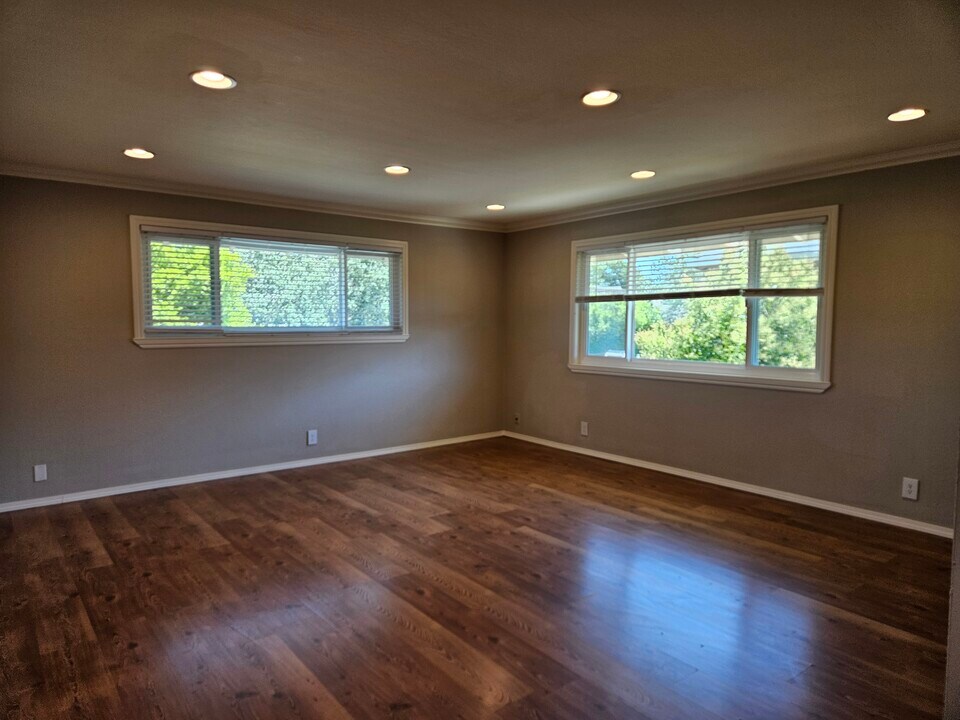 874 Castlewood Dr, Unit #3 in Los Gatos, CA - Foto de edificio