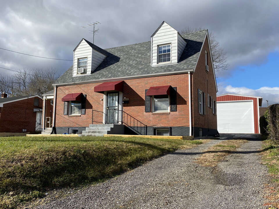 1013 Hershberger Rd NW in Roanoke, VA - Building Photo