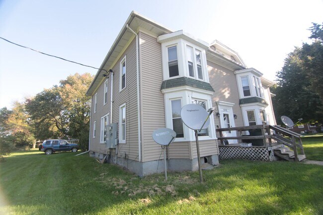 448 W 3rd Ave in Woodhull, IL - Building Photo - Building Photo