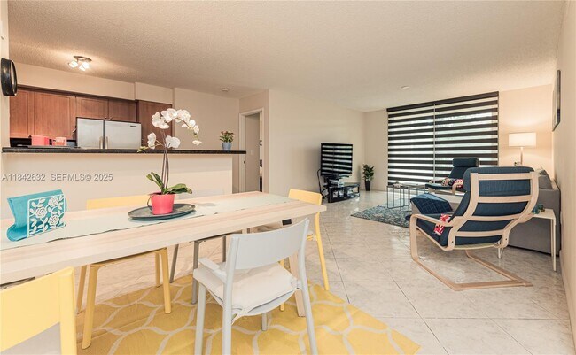 19801 E Country Club Dr in Aventura, FL - Building Photo - Building Photo