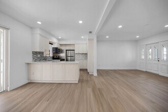 520 E 44th St in Hialeah, FL - Building Photo - Building Photo