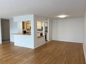 1605 E Central Rd in Arlington Heights, IL - Building Photo - Building Photo