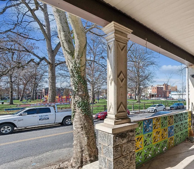 5131 Pine St, Unit 3 in Philadelphia, PA - Foto de edificio - Building Photo