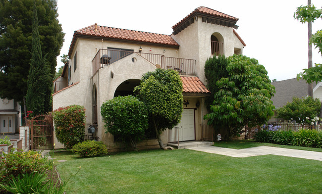 88 San Marino Ave in Pasadena, CA - Foto de edificio - Building Photo