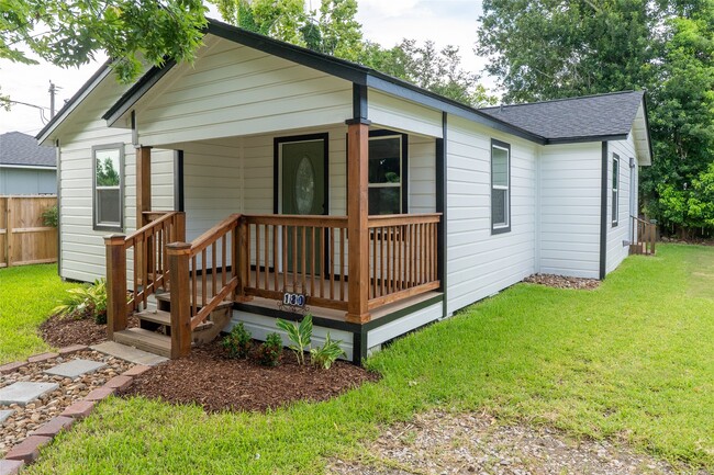 130 E Bernard St in Clute, TX - Building Photo - Building Photo