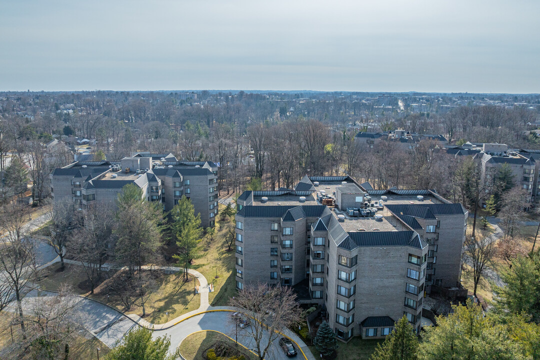 Towers Condominiums in Baltimore, MD - Building Photo