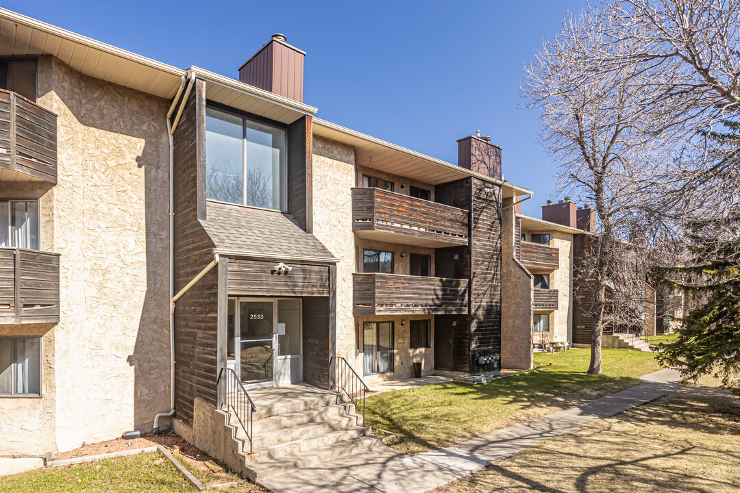 Charles Buchan Manor in Edmonton, AB - Building Photo