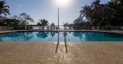 1033 SW 42nd Terrace in Deerfield Beach, FL - Building Photo - Building Photo