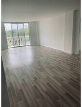 13155 Ixora Ct, Unit 305 in North Miami, FL - Building Photo - Building Photo