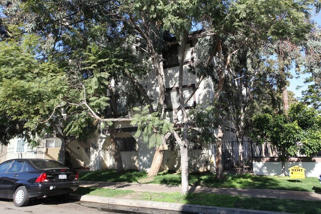 1043 E 5th St in Long Beach, CA - Foto de edificio - Building Photo