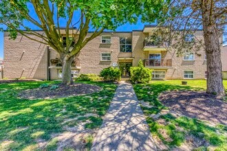 Henley & Cypress Gardens Apartments in St Catharines, ON - Building Photo - Building Photo