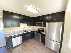 Hawthorne Estates in Oakdale, PA - Building Photo - Building Photo