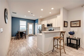 8104 Linnie Ln in Austin, TX - Foto de edificio - Building Photo