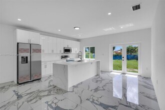 11870 SW 220th St in Miami, FL - Foto de edificio - Building Photo