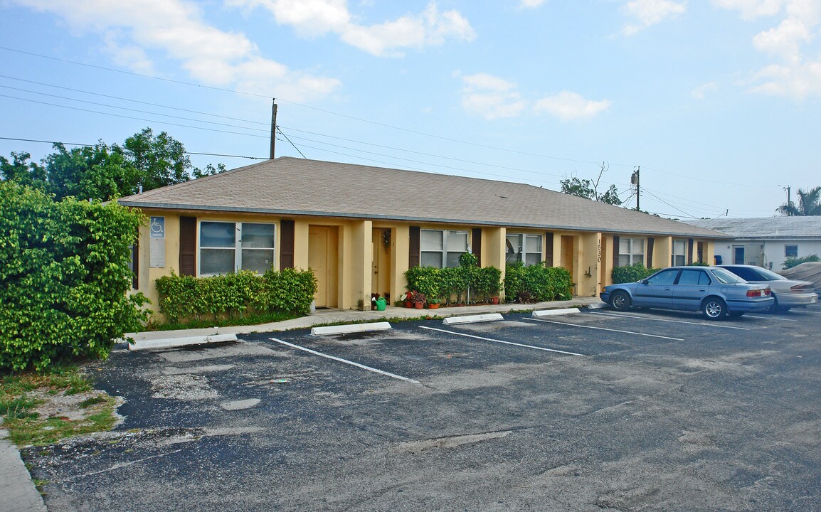 1530 N J St in Lake Worth, FL - Building Photo