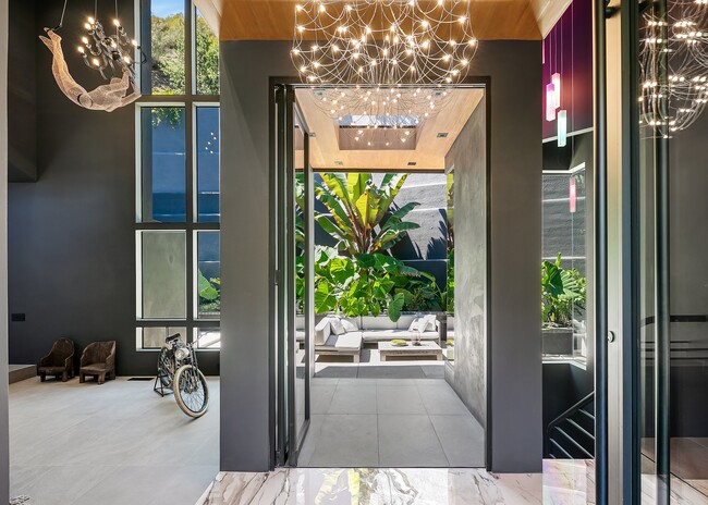 2001 Roscomare Rd in Los Angeles, CA - Building Photo - Building Photo