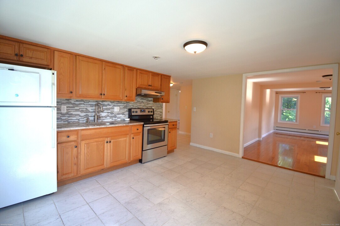 23-25 Railroad Ave-Unit -#25 in Farmington, CT - Building Photo