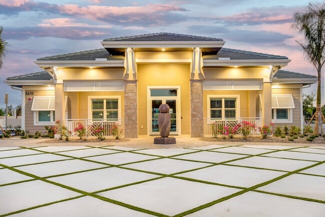 The Reef at Winkler in Ft. Myers, FL - Building Photo - Building Photo