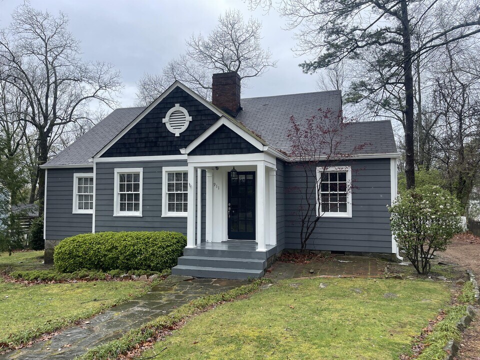 911 Cherokee Ln in Signal Mountain, TN - Building Photo