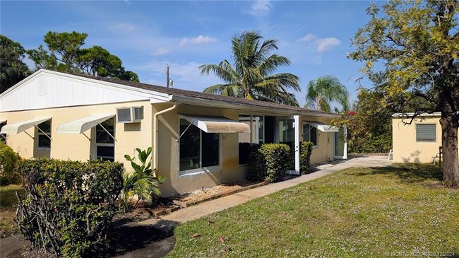 1137 NE Kubin Ave in Jensen Beach, FL - Foto de edificio - Building Photo