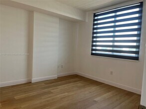 3590 Coral Way, Unit 908 in Miami, FL - Foto de edificio - Building Photo