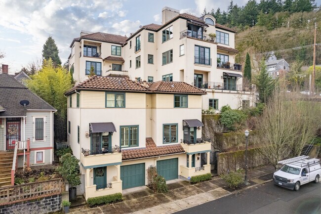 3328 SW Barbur Blvd in Portland, OR - Building Photo - Building Photo