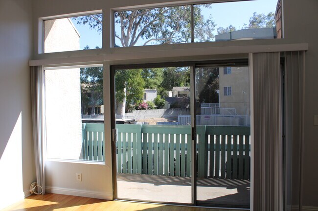 5700 Etiwanda Ave in Tarzana, CA - Foto de edificio - Building Photo