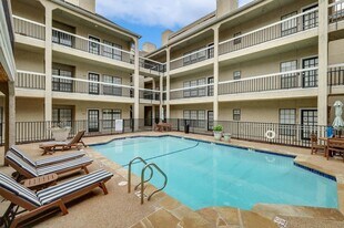 4800 W Lovers Ln in Dallas, TX - Building Photo