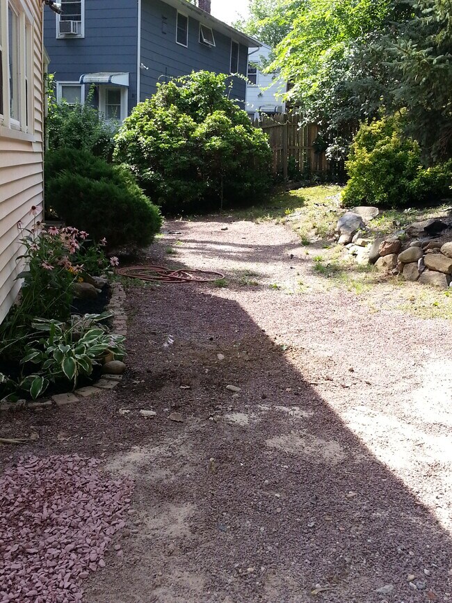 199 Vernon Valley Rd in East Northport, NY - Foto de edificio - Building Photo