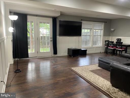 25249 Destination Square Photo