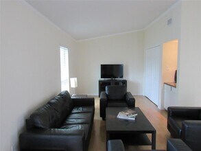 2425 Augusta Dr in Houston, TX - Building Photo - Building Photo