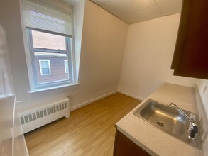 47 Myrtle St in Claremont, NH - Foto de edificio - Building Photo