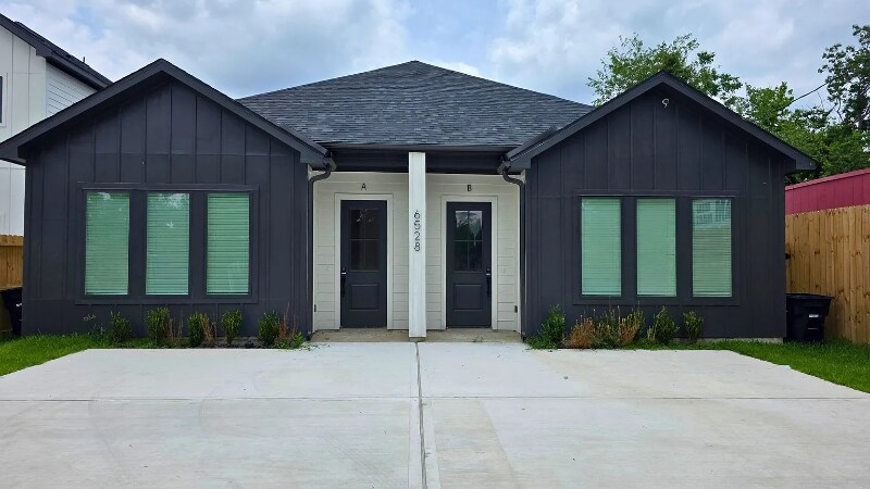 6528 Weston St in Houston, TX - Building Photo
