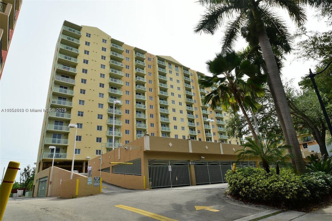 3500 Coral Way, Unit 1112 in Coral Gables, FL - Building Photo