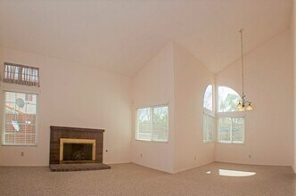 16510 Nectarine Way in Lake Elsinore, CA - Foto de edificio - Building Photo