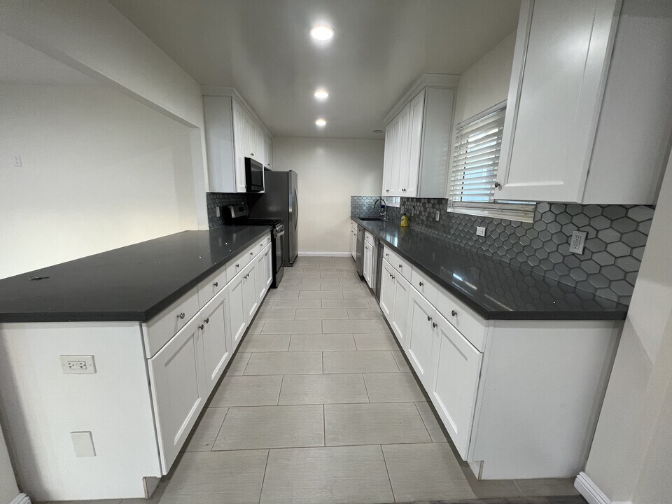9007 Monogram Ave in North Hills, CA - Building Photo