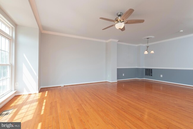 42724 Rolling Rock Square in Chantilly, VA - Foto de edificio - Building Photo