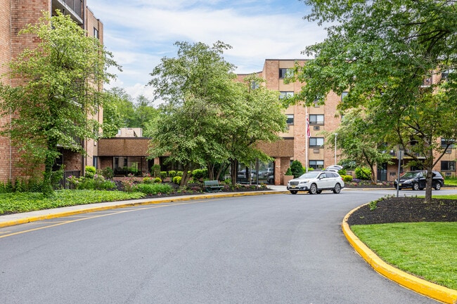 Menlo Manor in Edison, NJ - Building Photo - Building Photo