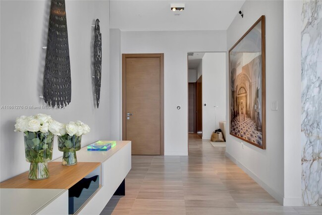 2811 S Bayshore Dr in Miami, FL - Building Photo - Building Photo